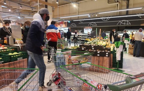 Co „frčí“ v supermarketech před Vánoci: Tuny strouhanky, olivy i mořské plody