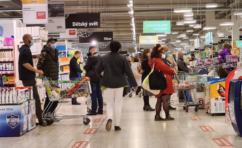 Nakupování jídla během pandemie koronaviru v Česku.