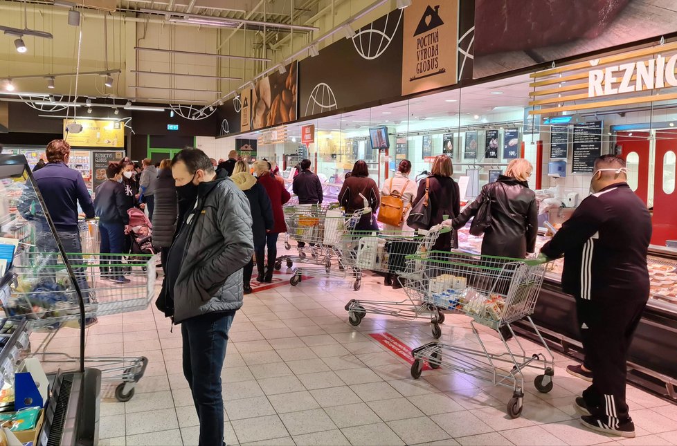Nakupování jídla během pandemie koronaviru v Česku.