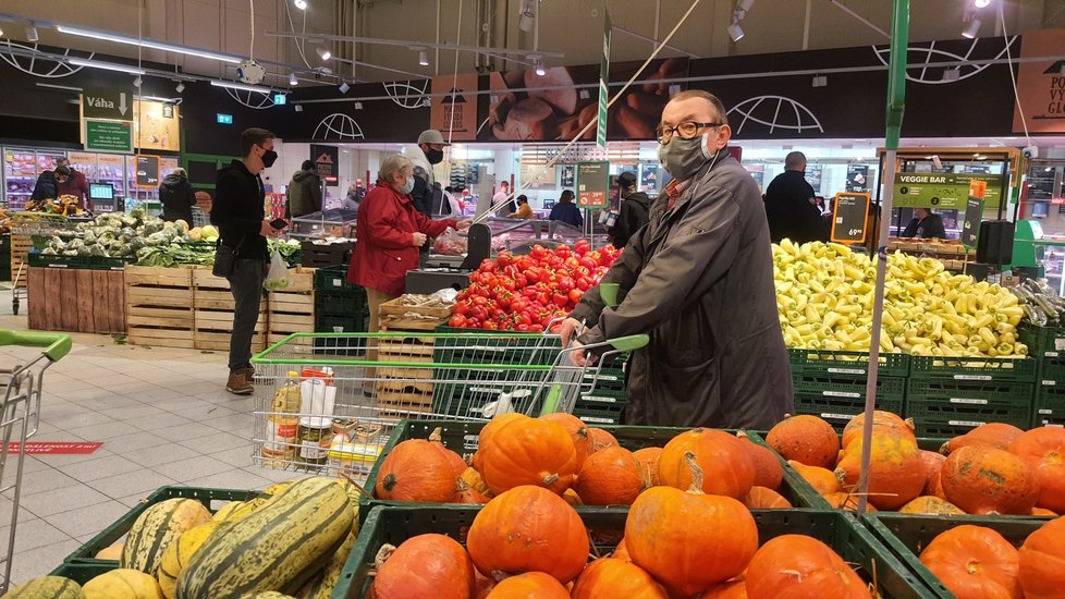 Nakupování jídla během pandemie koronaviru v Česku