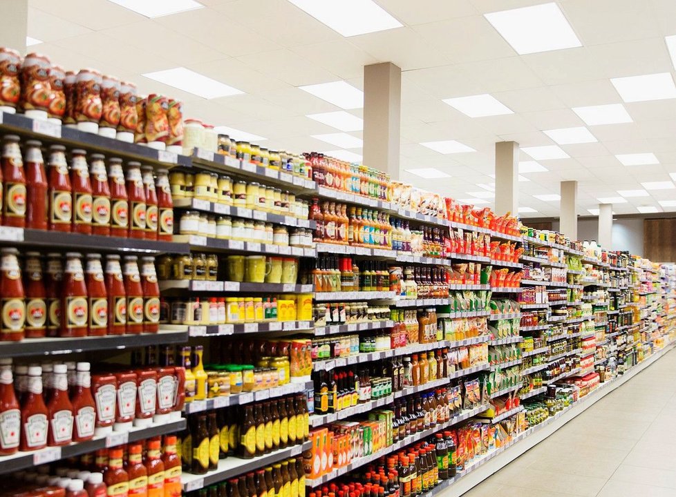 Prodavači a pokladní řady supermarketů si od soboty přilepší.