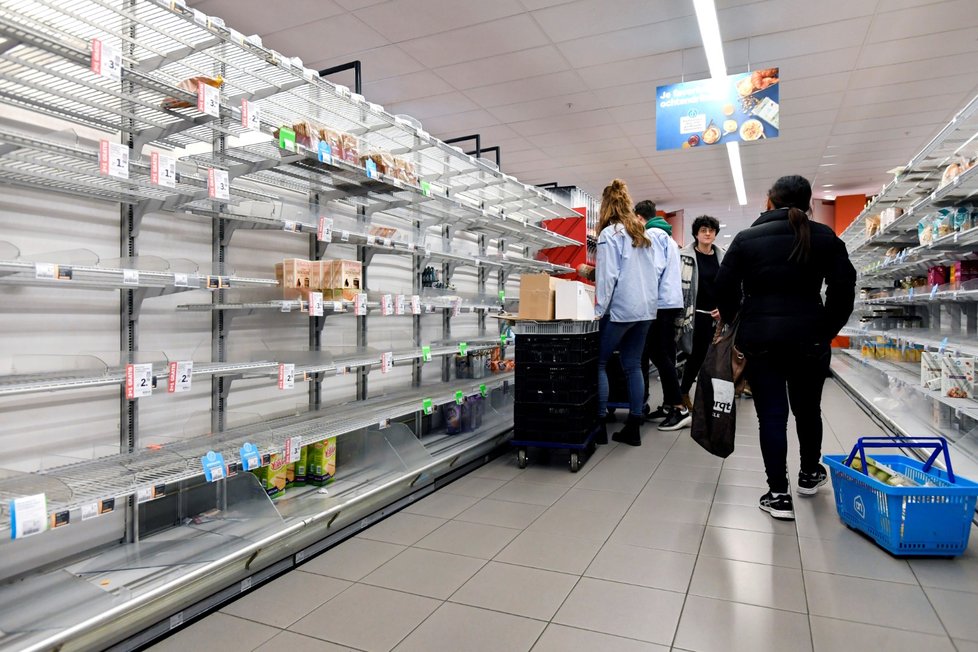 Lidé kvůli koronaviru vykoupili supermarkety i v Amsterdamu. (24. 3. 2020)