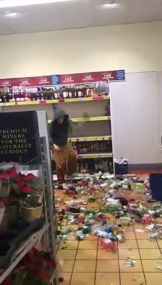 Žena zničila v anglickém supermarketu 500 lahví s alkoholem.