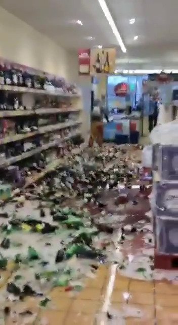 Žena zničila v anglickém supermarketu 500 lahví s alkoholem.