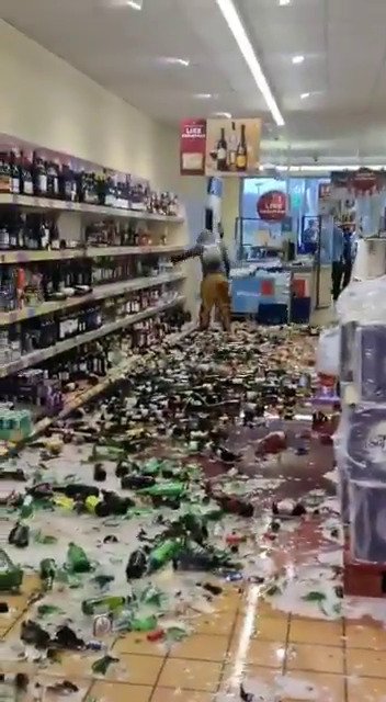 Žena zničila v anglickém supermarketu 500 lahví s alkoholem.