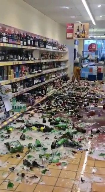 Žena zničila v anglickém supermarketu 500 lahví s alkoholem.