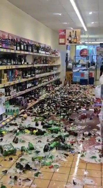 Žena zničila v anglickém supermarketu 500 lahví s alkoholem.