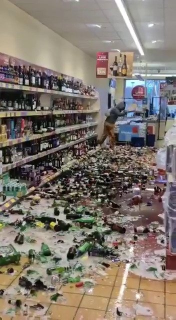 Žena zničila v anglickém supermarketu 500 lahví s alkoholem.