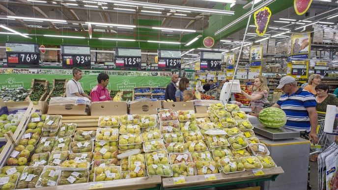 Supermarket v Novosibirsku je navzdory embargu stále plný ovoce a zeleniny z EU