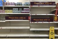 Británii kvůli karanténám dochází potraviny. Skladníci supermarketů tak dostanou výjimku
