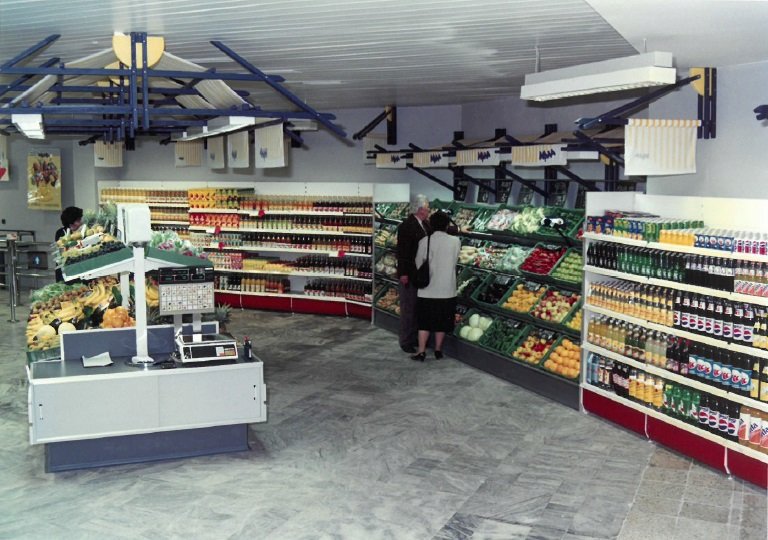 První supermarket otevřel 6. června 1991 na sídlišti Březinky v Jihlavě.