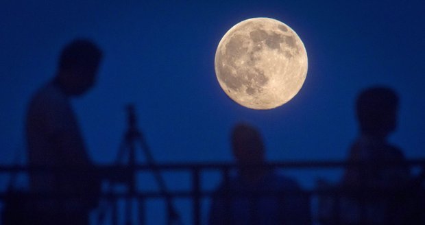 V noci z neděle na pondělí můžete sledovat superměsíc