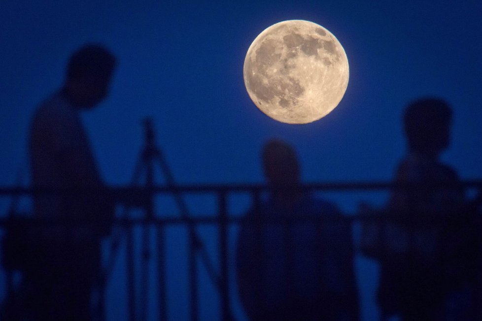 V noci z neděle na pondělí můžete sledovat Superměsíc.
