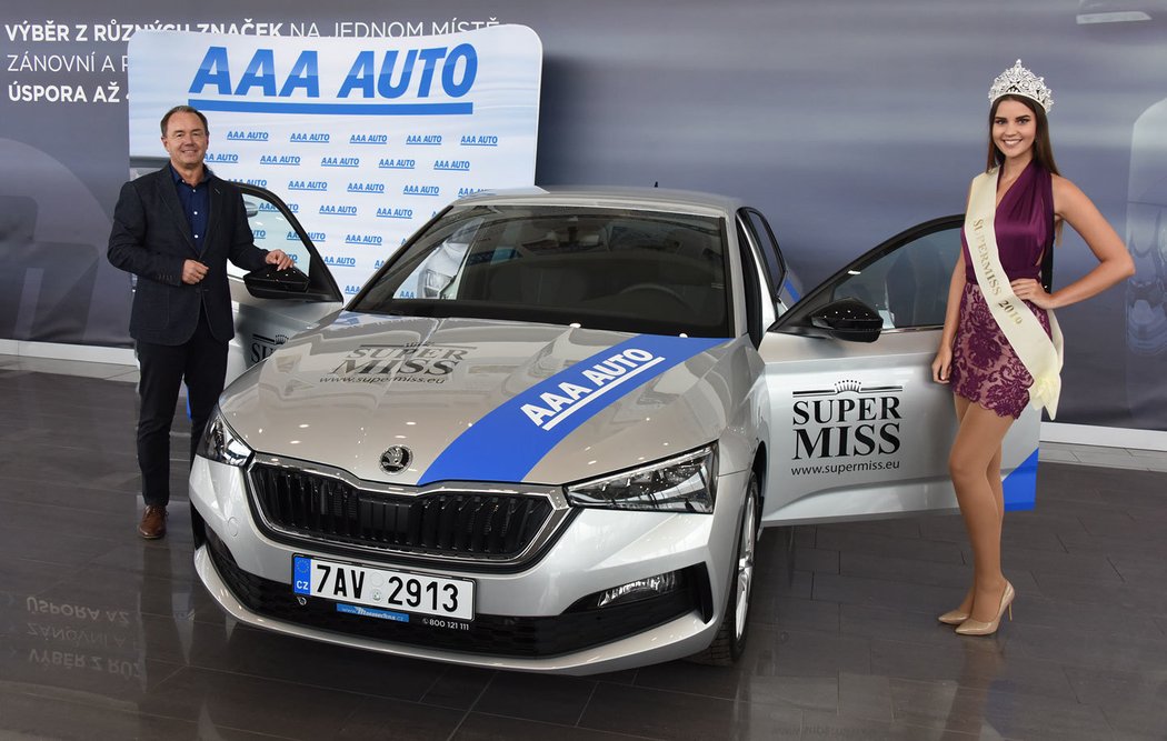 Barbora Hačecká převzala vůz od marketingového ředitele AAA Auto Jana Dobiáše