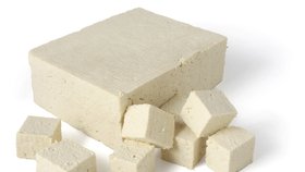 Tofu. Sojové výrobky jsou skvělým zdrojem bílkovin a mají protinádorové účinky. Sojový sýr tofu neobsahuje žádný cholestero, je kvalitním zdrojem vápníku, hořčíku a železa. Z vitamínů v něm nalezneme především vitamíny skupiny B, E. Podle výživové expertky je ideální pro dívky, jelikož je vhodný pro vývoj těla a prsní tkáně. Tofu lze krájet na nudličky, kostky, strouhat, drobit nebo mixovat.