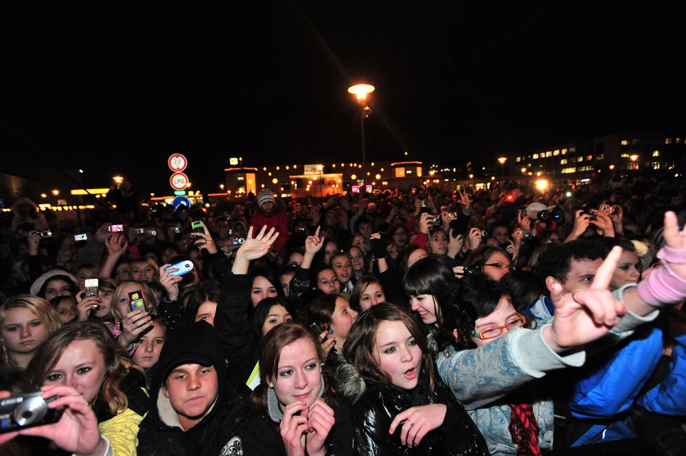 Na pražském Chodově se mačkají stovky lidí. Zpívají tam Superstar.