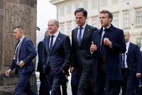 Tři „mušketýři“: Macron, Scholz a Rutte dorazili na Hrad pěšky, ostatní lídry přivezly limuzíny