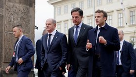 Pražský supersummit 2022: Německý kancléř Olaf Scholz a francouzský prezident Emmanuel Macron (7. 10. 2022)