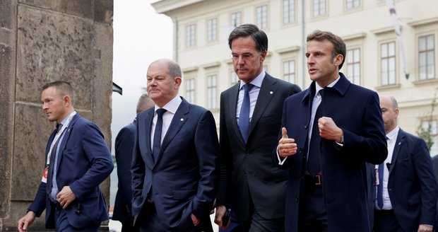 Tři „mušketýři“: Macron, Scholz a Rutte dorazili na Hrad pěšky, ostatní lídry přivezly limuzíny