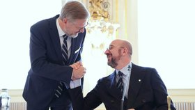 Supersummit na Pražském hradě: Premiér Petr Fiala (ODS) si podává ruku s předsedou Evropské rady Charlesem Michelem
