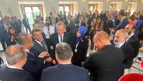 Po potocích krve udělali v Praze krok k míru? S Erdoganem i Macronem se sešli znesváření lídři