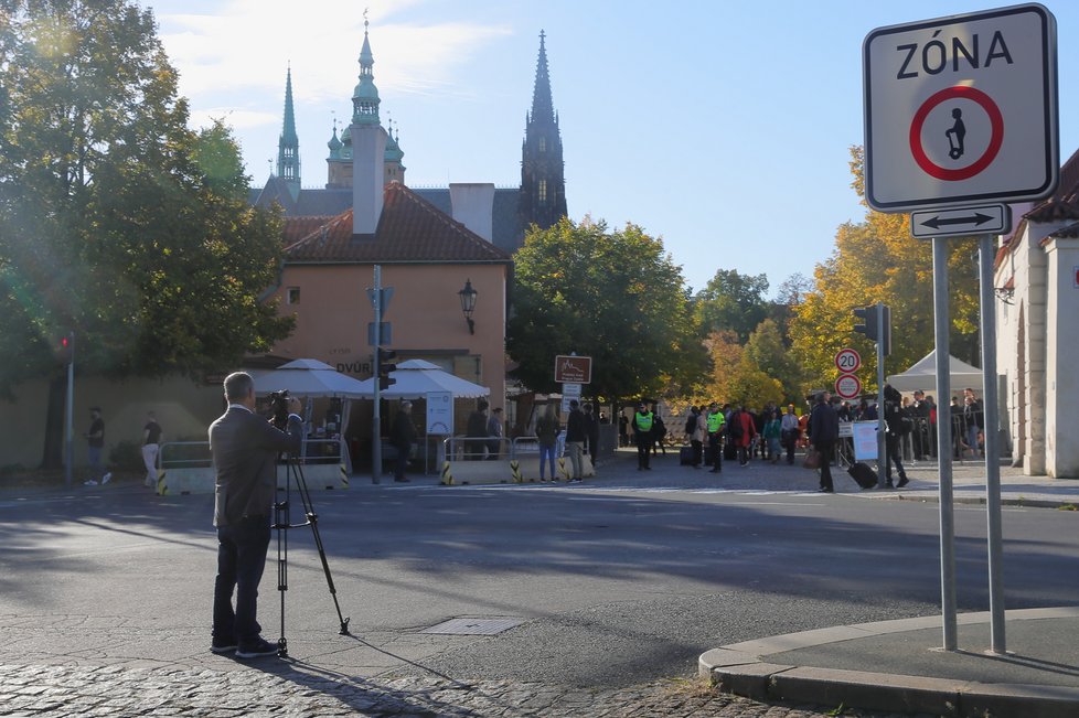 Kontroly příchozích na Pražském hradě během supersummitu EU. Pro veřejnost byl Hrad uzavřen (6.10.2022)