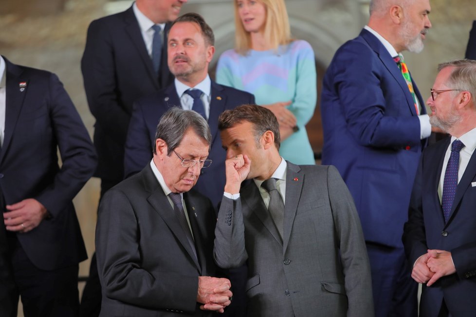 Emmanuel Macron a kyperský prezident Nicos Anastasiades během supersummitu v Praze