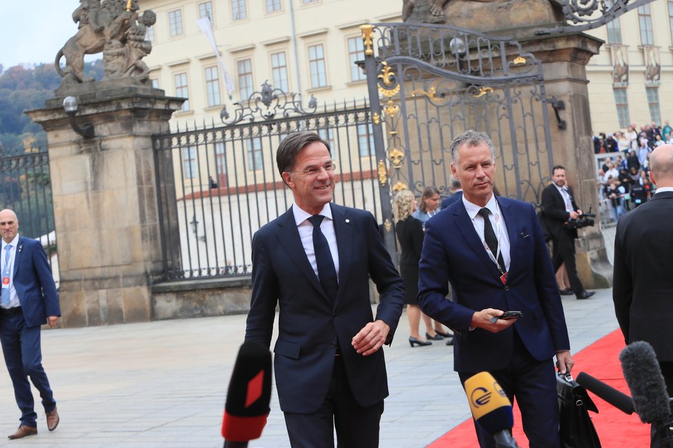 Nizozemský premiér Mark Rutte při příchodu na supersummit na Pražský hrad (6. 10. 2022)