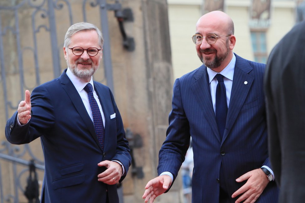 Přivítání hostů supersummitu na Pražském hradě: Petr Fiala a šéf Evropské rady Charles Michel (6.10.2022)
