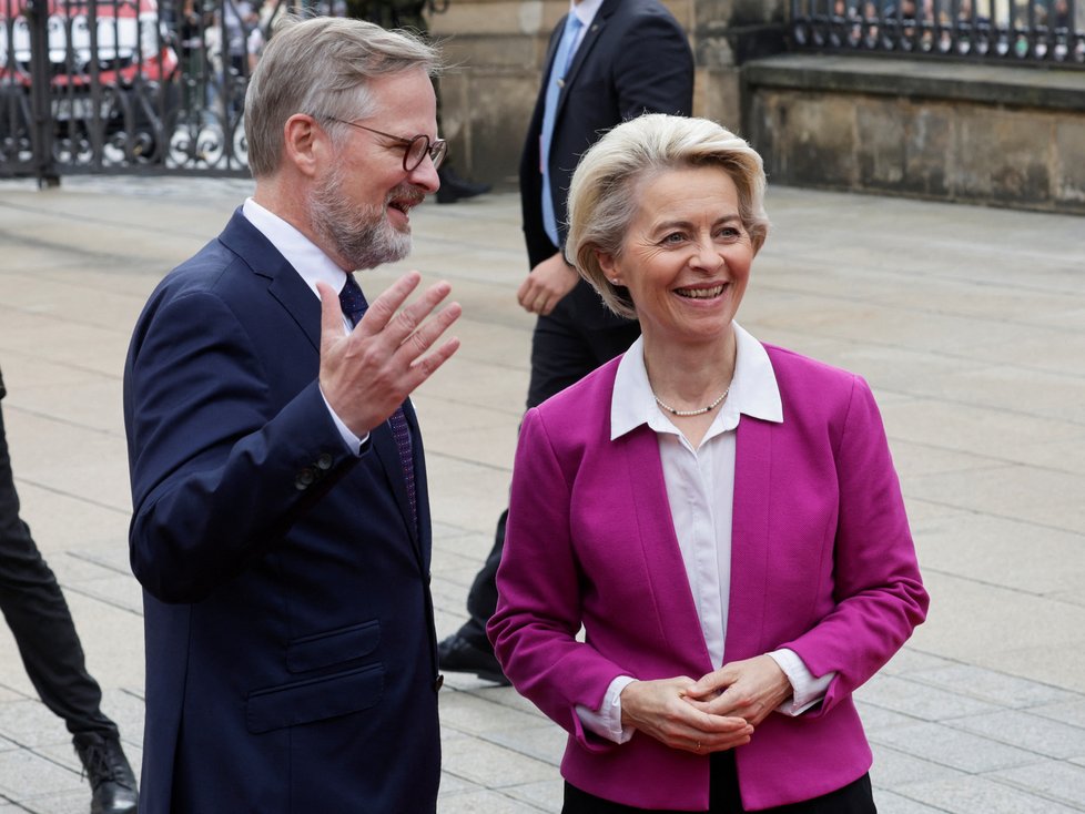 Přivítání hostů supersummitu na Pražském hradě: Petr Fiala a šéfka Evropské komise Ursula von der Leyenová (6. 10. 2022)