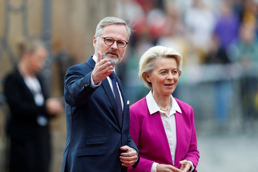 Přivítání hostů supersummitu na Pražském hradě: Petr Fiala a šéfka Evropské komise Ursula von der Leyenová (6.10.2022)
