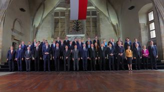 První den pražského summitu: setkání válčících států, našlapování kolem Kosova či zmizelý emír