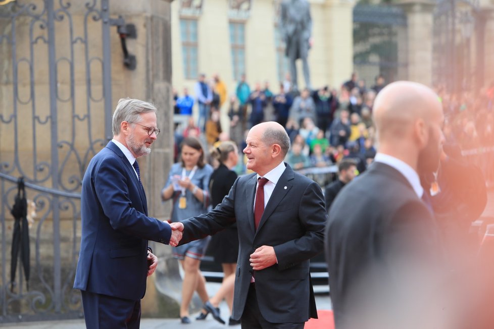 Supersummit na Pražském hradě: Premiér Petr Fiala vítá německého kancléře Olafa Scholze.