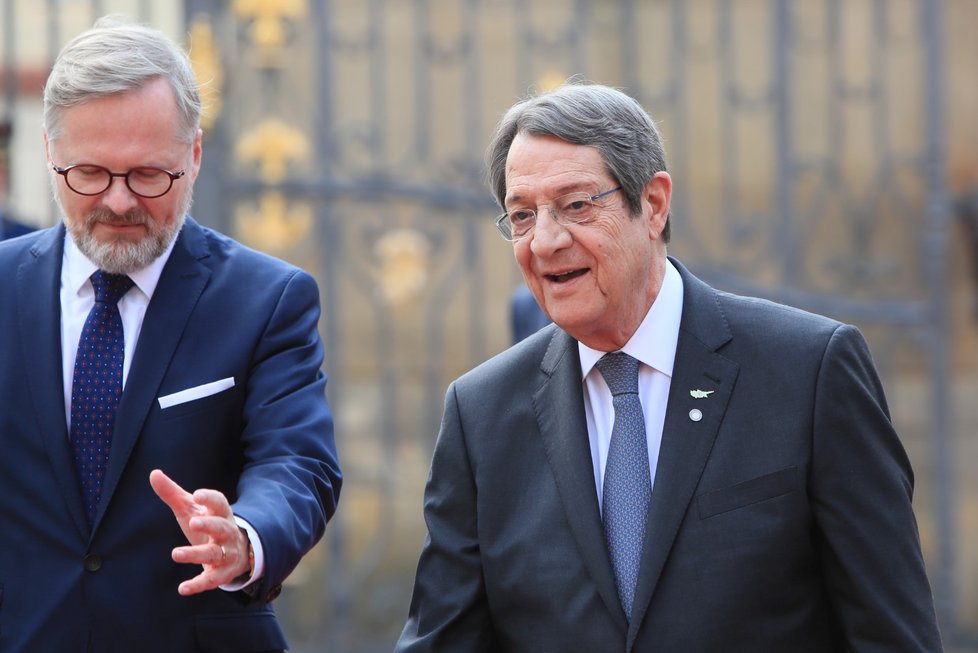 Supersummit na Pražském hradě: Premiér Petr Fiala vítá kyperského prezidenta Nikosem Anastasiadisem.