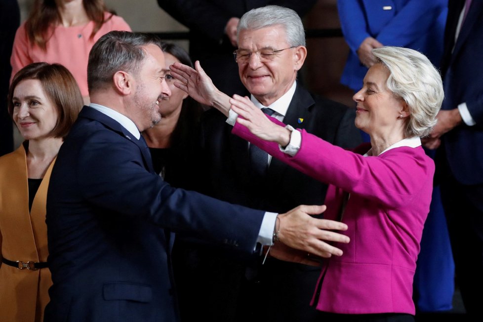 Supersummit na Pražském hradě: Lucemburský premiér Xavier Bettel a předsedkyně Evropské komise Ursula von der Leyenová