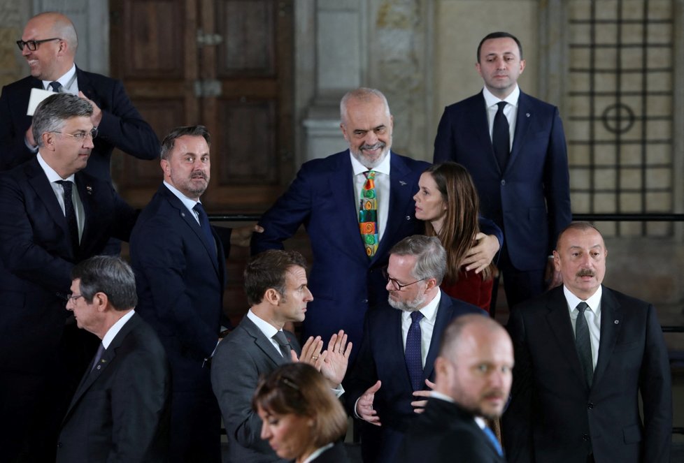 Supersummit na Pražském hradě: Politici se během pózování na společnou fotografii dali do diskuze