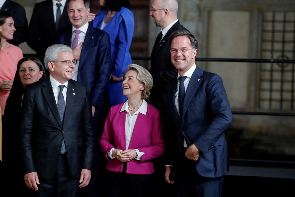 Supersummit na Pražském hradě: Předsedkyně Evropské komise Ursula von der Leyenová, Sefik Dzaferovi z Hercegoviny a nizozemský premiér Mark Rutte