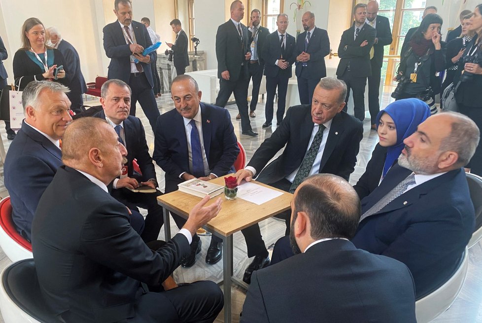 Supersummit na Pražském hradě: Turecký prezident Tayyip Erdogan hovoří s francouzským prezidentem Emmanuelem Macronem, ázerbájdžánským prezidentem Ilhamem Alijevem a arménským premiérem Nikolem Pašinjanem