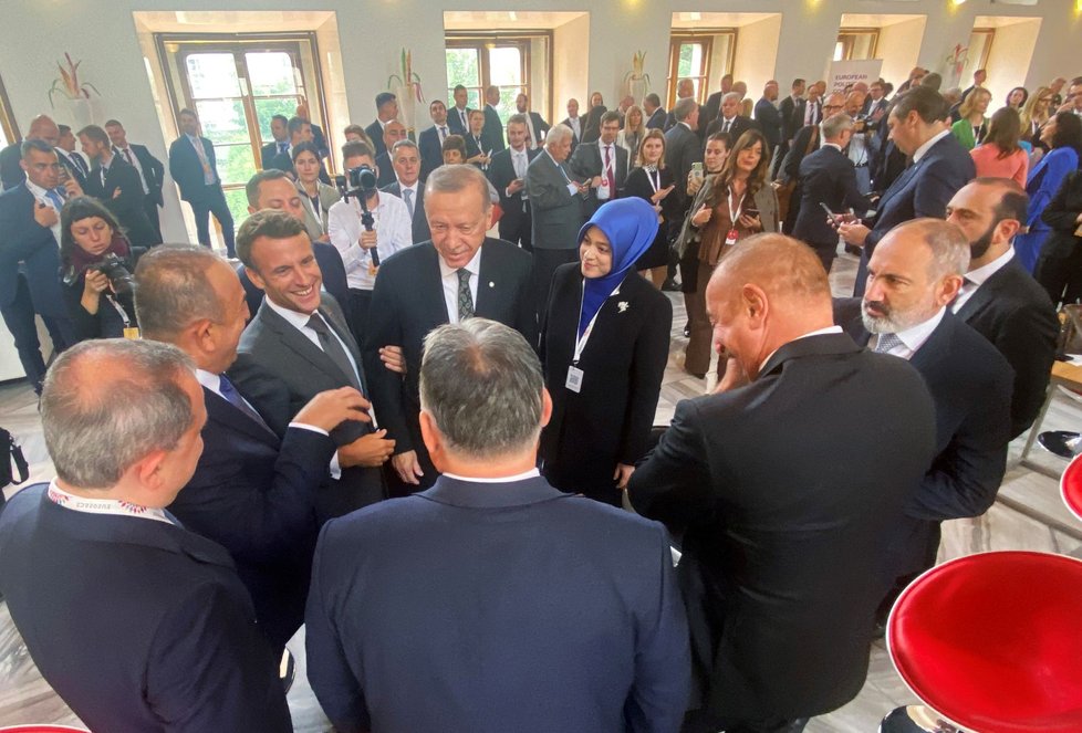 Supersummit na Pražském hradě: Turecký prezident Tayyip Erdogan hovoří s francouzským prezidentem Emmanuelem Macronem, ázerbájdžánským prezidentem Ilhamem Alijevem a arménským premiérem Nikolem Pašinjanem