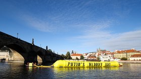 „Putinův krvavý plyn.“ Ekologové spustili na Vltavu pod Hradem obří maketu plynovodu