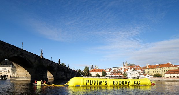 „Putinův krvavý plyn.“ Ekologové spustili na Vltavu pod Hradem obří maketu plynovodu