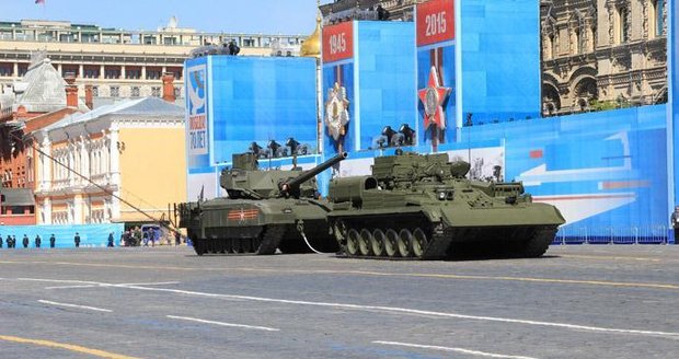 Ruský supertank se při generálce pokazil! Nešel ani odtáhnout