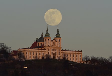 Takhle dubnovou oblohu prozářil superúplněk, snímek z Česka.