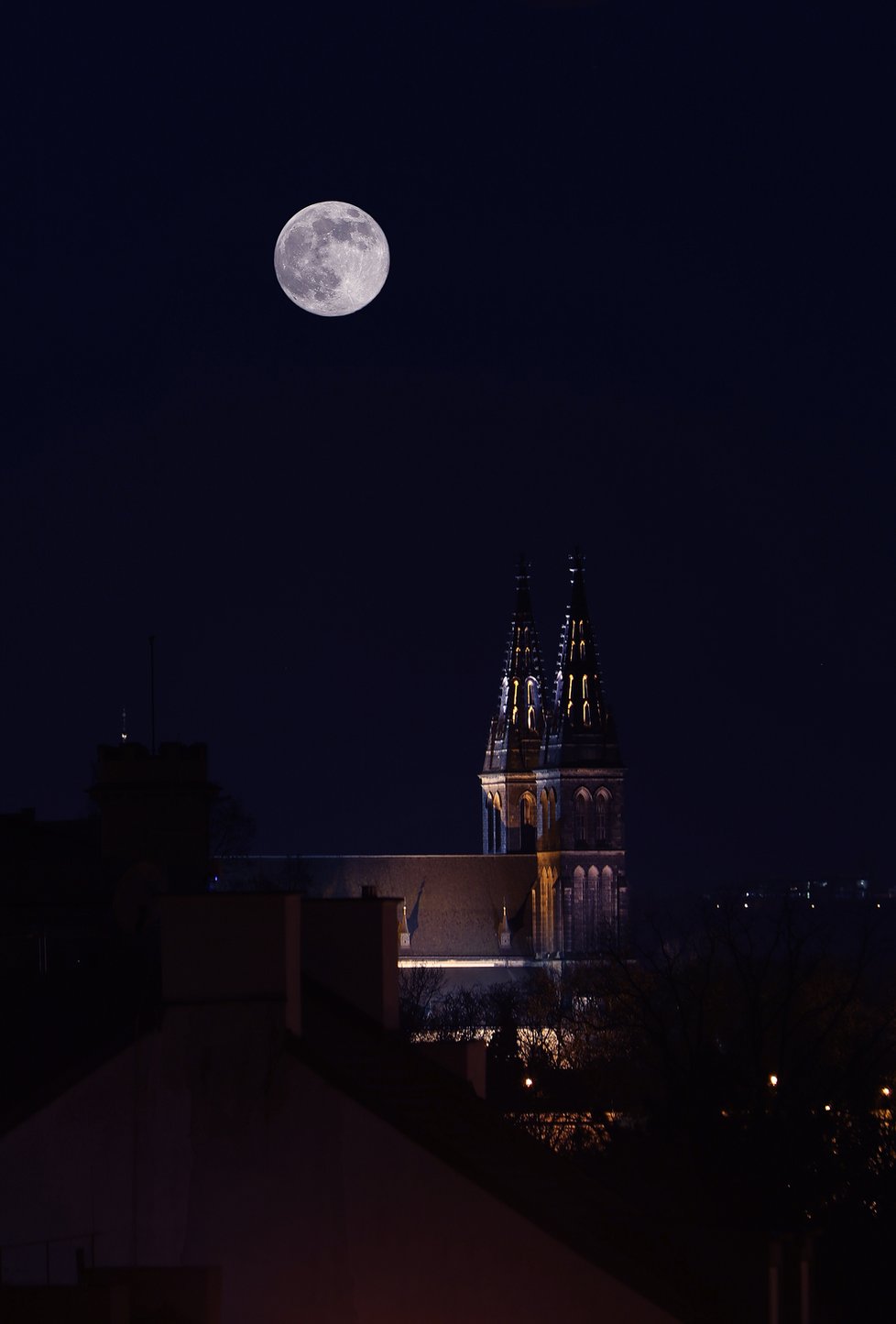 Takhle dubnovou oblohu prozářil superúplněk, snímek z Česka.