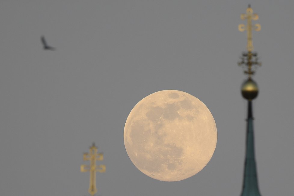 Takhle dubnovou oblohu prozářil superúplněk, snímek z Česka.