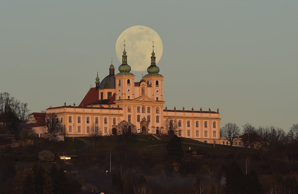 Takhle dubnovou oblohu prozářil superúplněk, snímek z Česka.