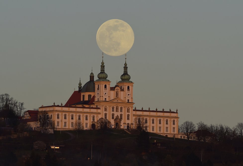 Takhle dubnovou oblohu prozářil superúplněk, snímek z Česka.