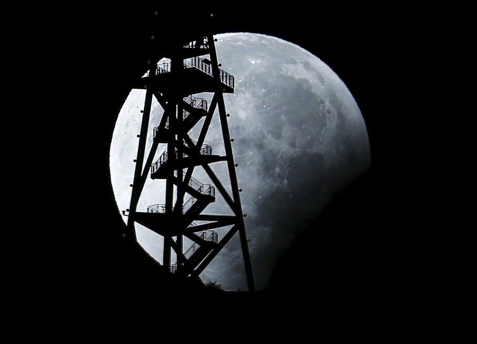 Superúplněk ve světě: Takový pohled na Měsíc se naskytl lidem ve švýcarském Curychu.