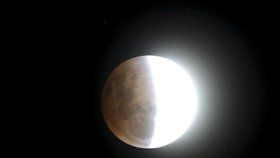 Superúplněk ve světě: Takový pohled na Měsíc se naskytl obyvatelům Paraguaye.
