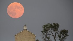Superúplněk ve světě: Takový pohled na Měsíc se naskytl obyvatelům amerického Kansasu.